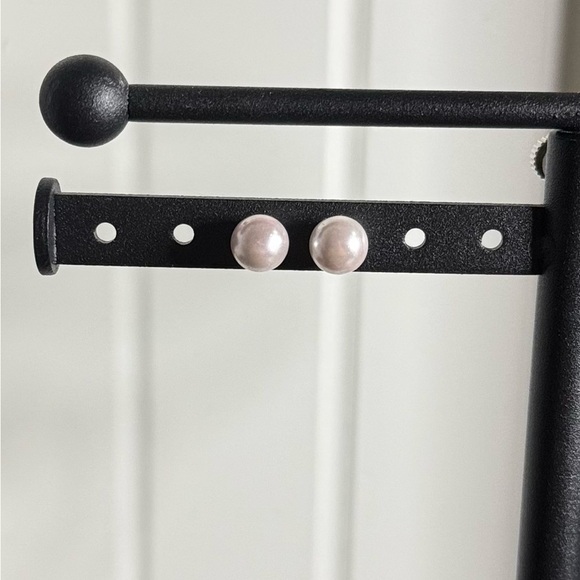 1cm White Pearl Stud Earrings EUC - Picture 1 of 5